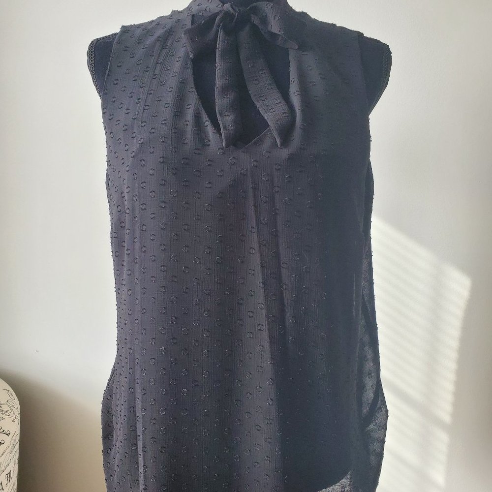 WHITE HOUSE BLACK MARKET SLEEVELESS BLACK LINED TIE FRONT SIZE L